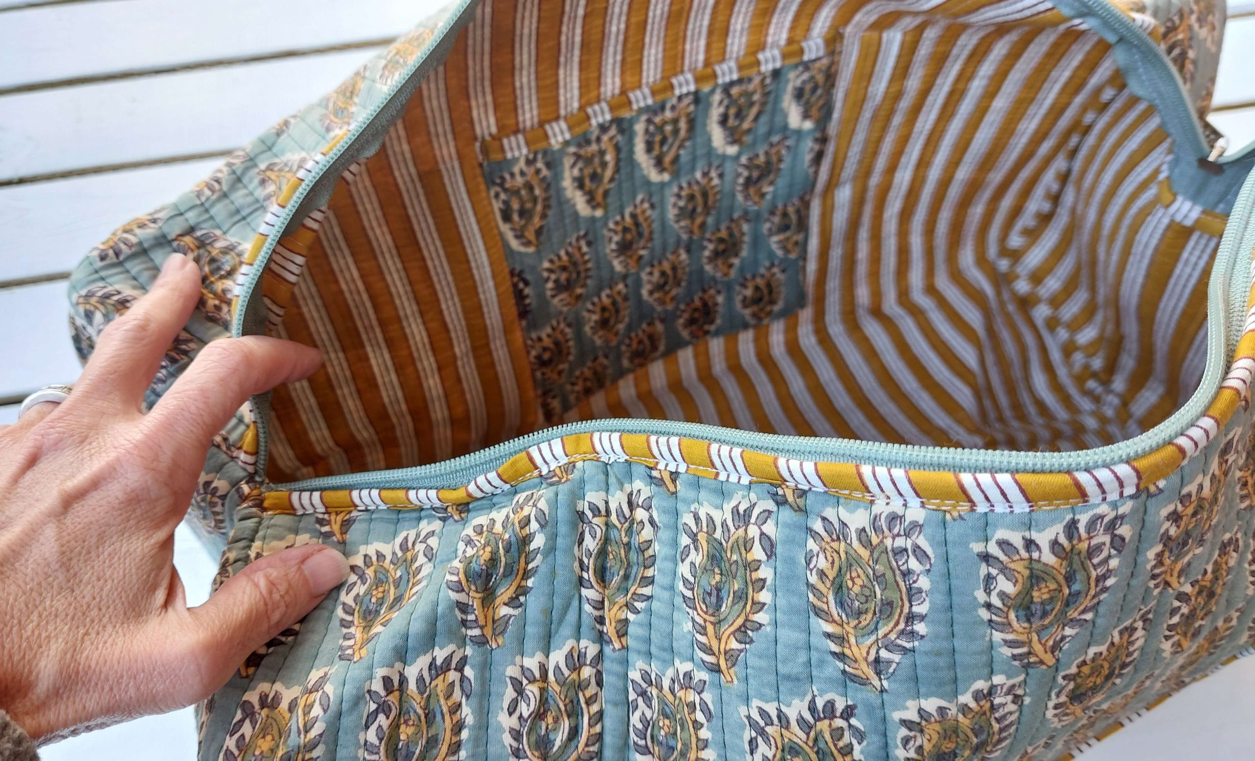 Bolsa de viaje. Colección Drops by mom 2026