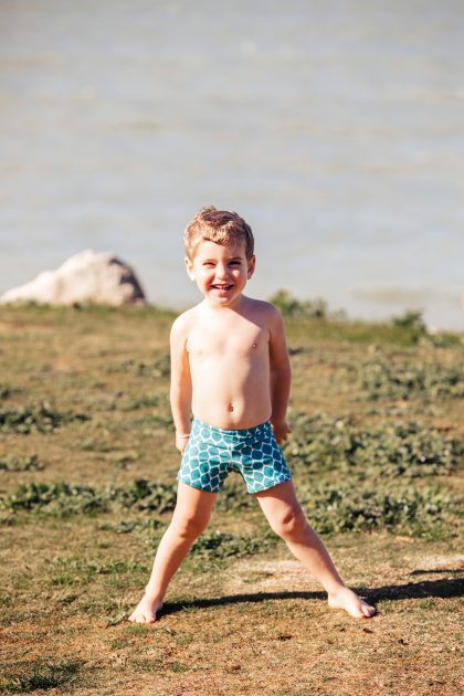 Modelo ciclista, estampado Fuenterrabía petróleo. Colección Drops by mom 2025