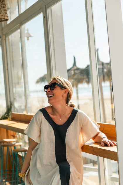 Kaftán mujer, crudo/gris. Colección Drops by mom 2025