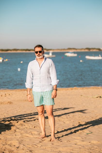 Modelo corto hombre, estampado San Sebastián. Colección Drops by mom 2025