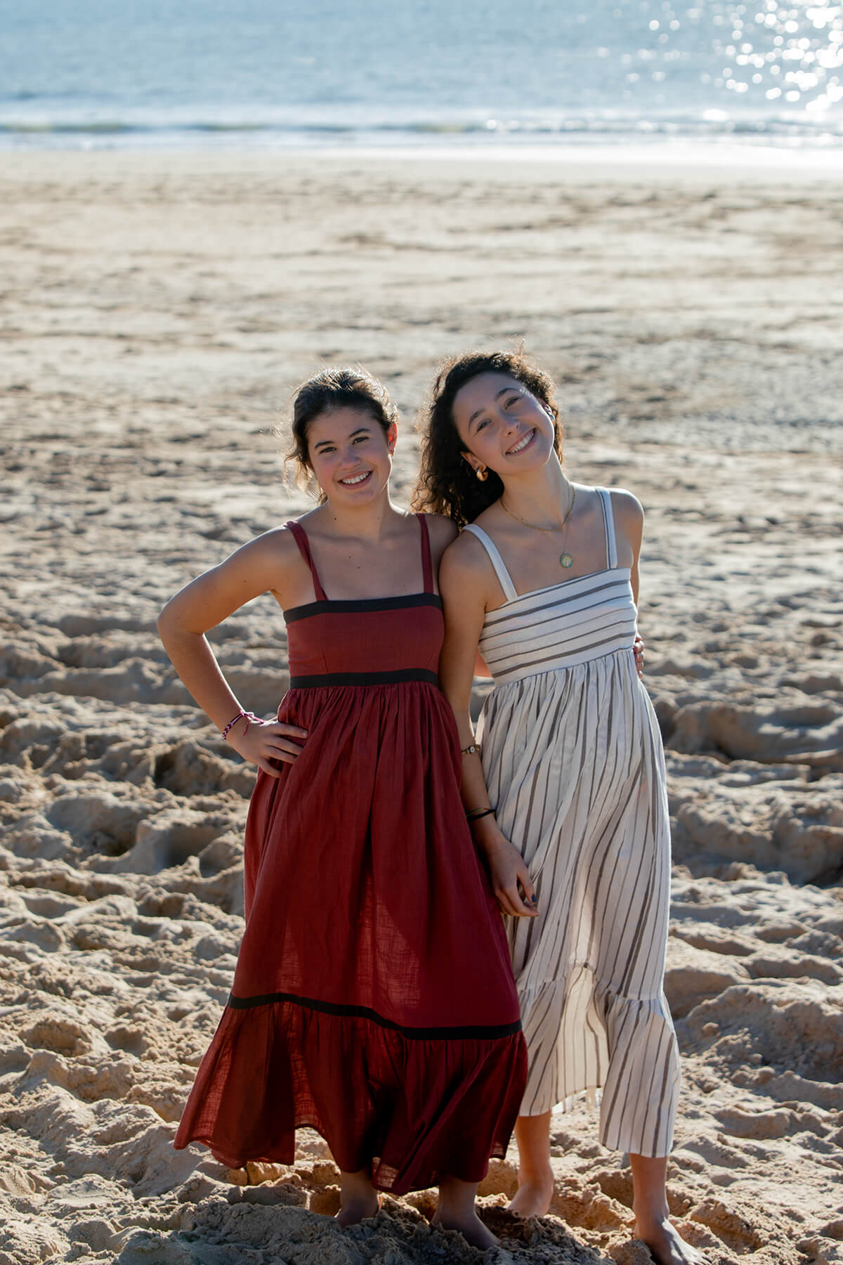 Vestido canesú teja/gris y vestido canesú rayas. Colección Drops by mom 2026