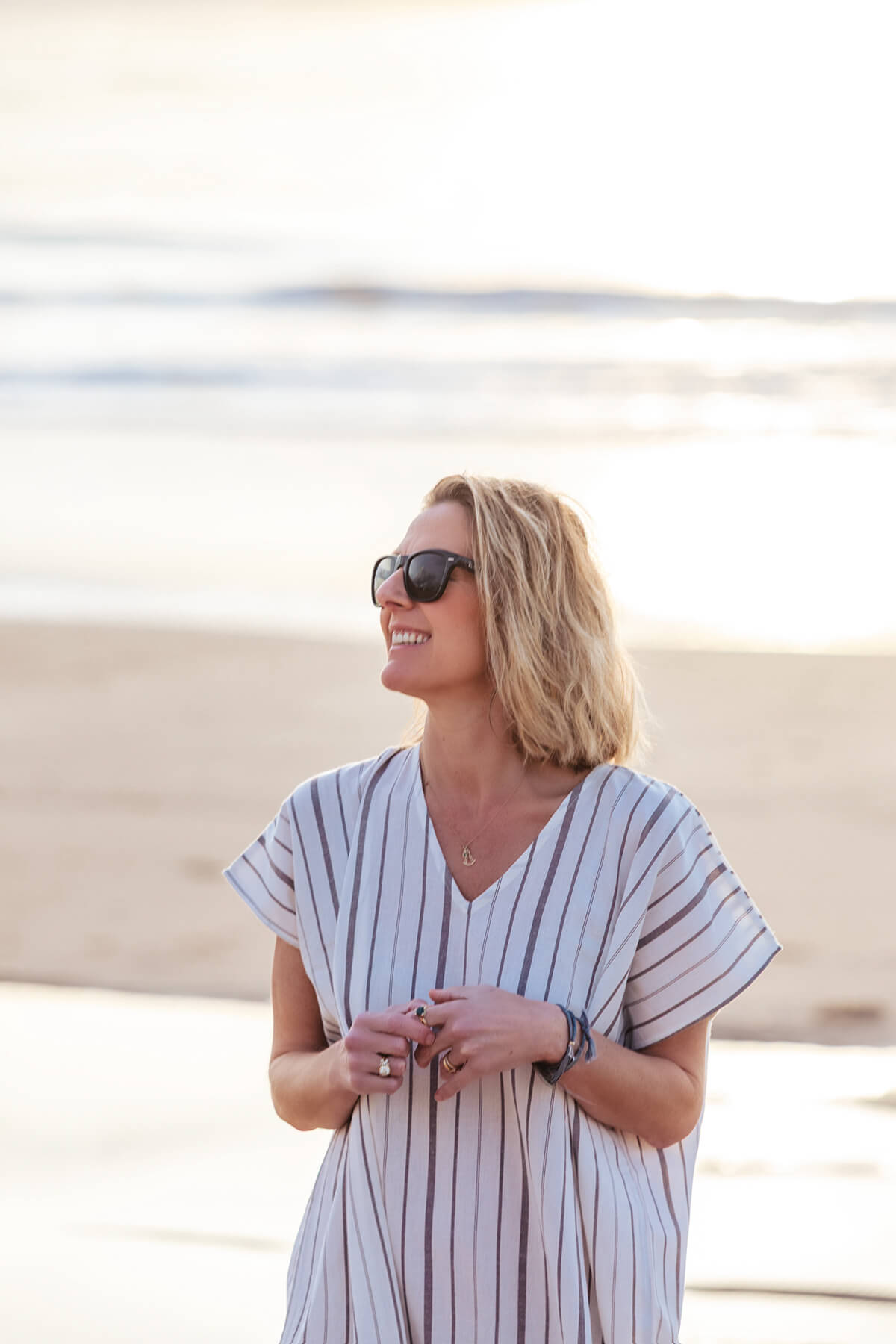 Kaftán rayas grises. Colección Drops by mom 2026