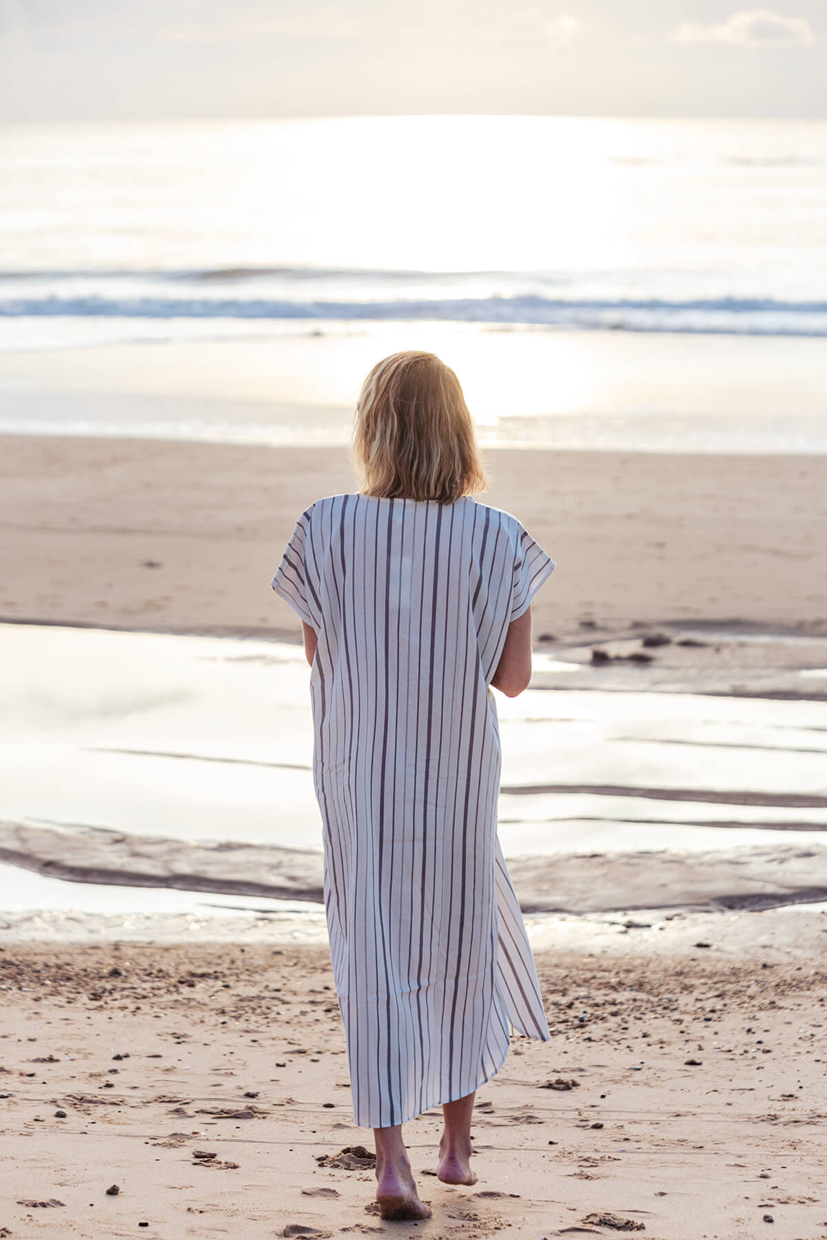 Kaftán rayas grises. Colección Drops by mom 2026