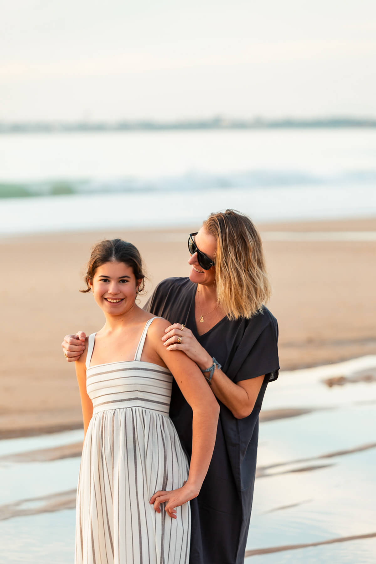 Kaftán gris vivo y vestido canesú rayas grises. Colección Drops by mom 2026