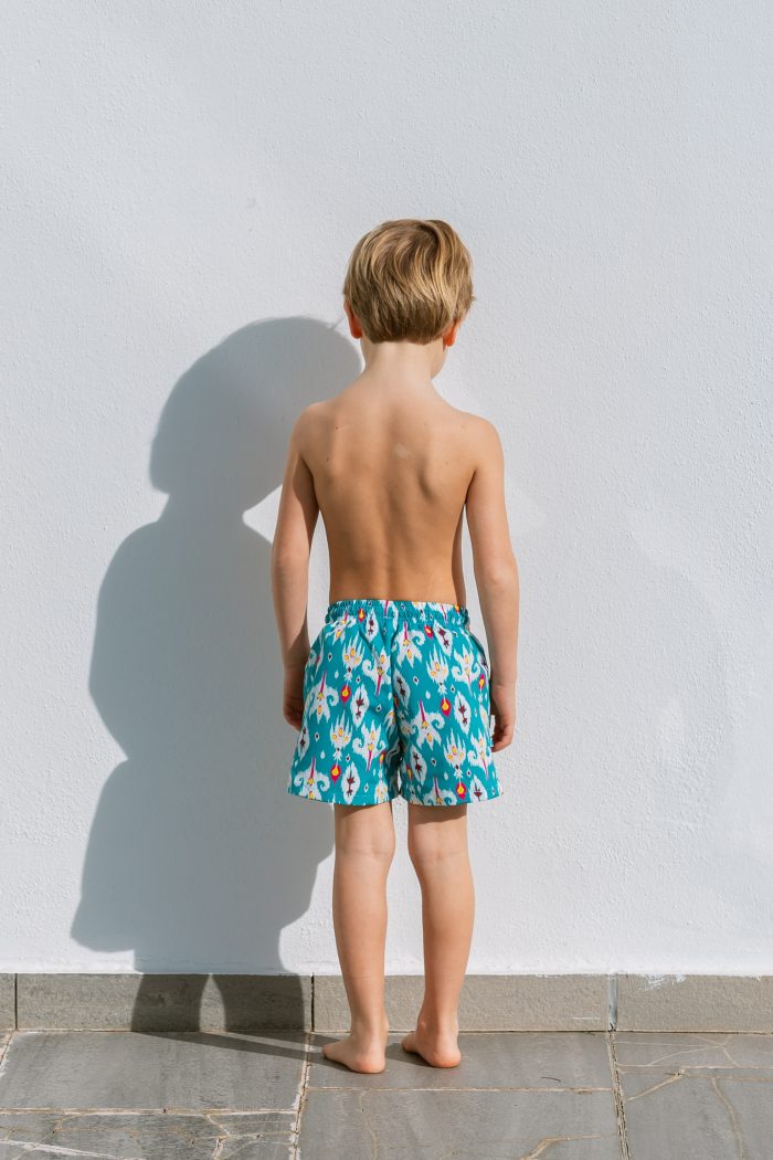 Bañador niño corto clásico (2024). Estampado Ikat verde