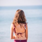 Bikini Marta espalda, estampado lycra ciruela brillo (2022)