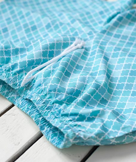 Modelo corto hombre, estampado mosaico verde